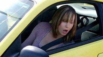 女的开车吃瓜,女性司机边开车边吃瓜的趣味瞬间